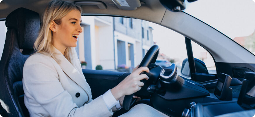 Aluna confiante ao volante depois de superar o medo de dirigir