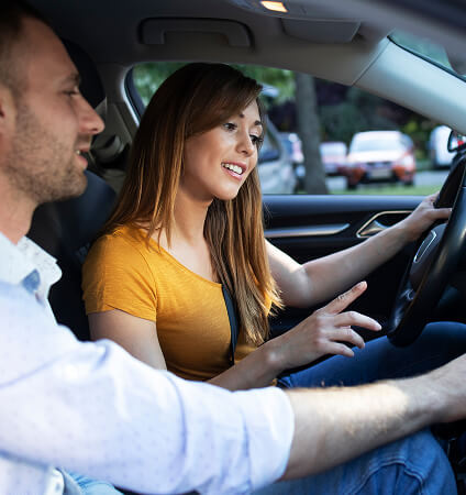 Aluno dirigindo carro automático durante aula para o exame prático