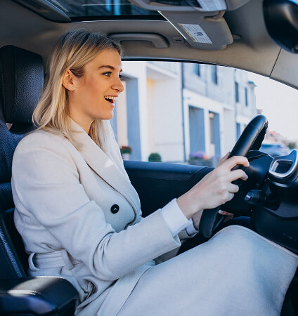 Aluna confiante ao volante depois de superar o medo de dirigir