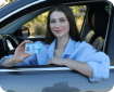 Aluna praticando direção em carro da autoescola