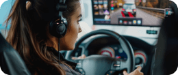 Motorista ao volante pronta para escolher a categoria da CNH