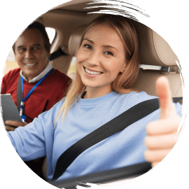Motorista ao volante com a habilitação em dia